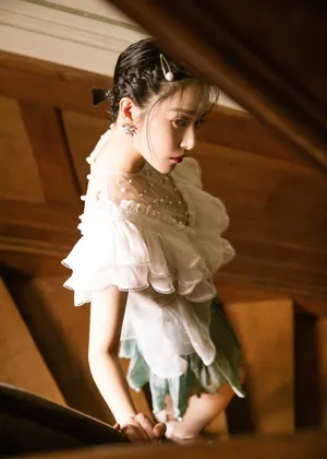 阚清子珍珠发夹甜美写真图片_3