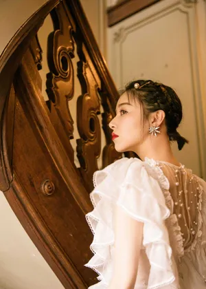 阚清子珍珠发夹甜美写真图片_5