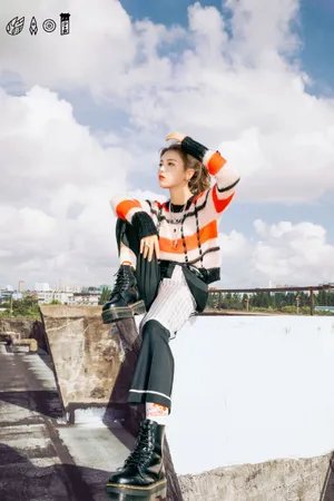 杨超越单马尾街拍写真图片