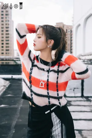 杨超越单马尾街拍写真图片_2