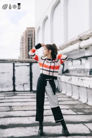 杨超越单马尾街拍写真图片_3