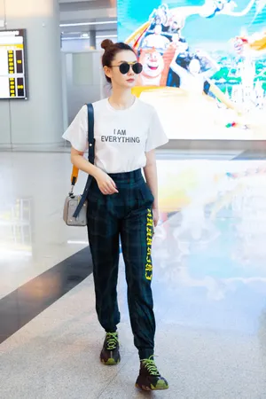 戚薇清爽干练机场图片_3