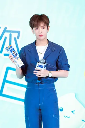 李汶翰工装清爽写真图片_6