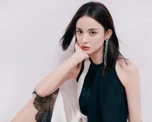 古力娜扎湖蓝眼线轻熟写真图片_1