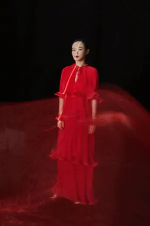 谭卓迷幻光影性感大片写真图片