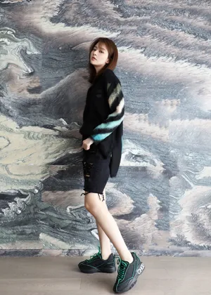 乔欣酷黑甜美写真图片
