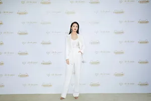 姚晨白色套装性感写真图片_5