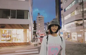 刘雯渔夫帽日本街拍照图片