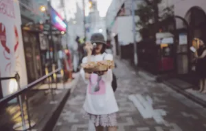 刘雯渔夫帽日本街拍照图片_1