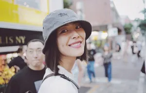 刘雯渔夫帽日本街拍照图片_3