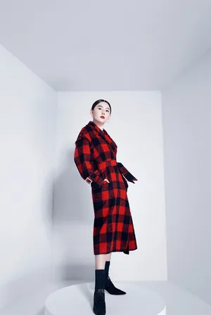 热依扎冷艳性感时尚写真图片_4