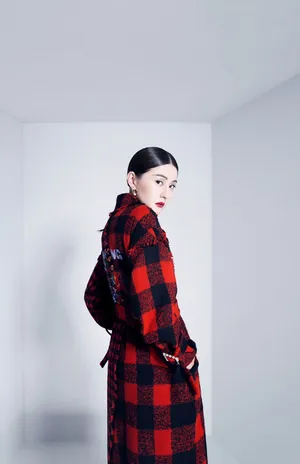 热依扎冷艳性感时尚写真图片_7