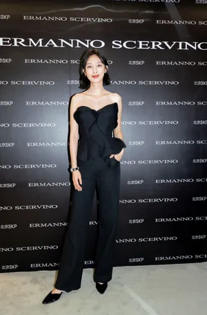 张俪甜美抹胸裙写真图片