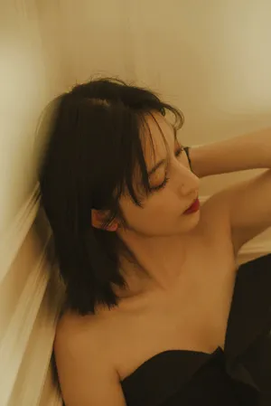 张俪甜美抹胸裙写真图片_5