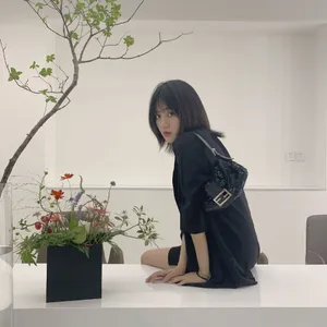 王梓薇清新短发图片