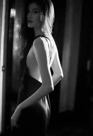 何穗大露美背性感撩人写真