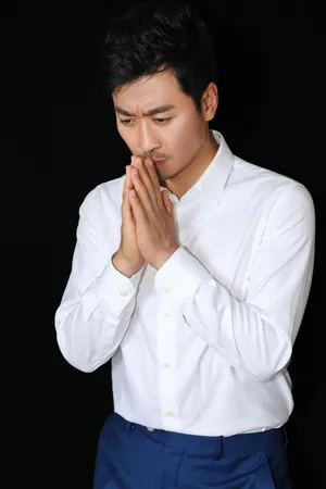 黄俊鹏西服长裤绅士帅气写真_2