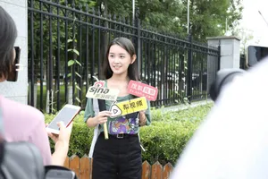 蒋依依私服甜笑入学照图片_3