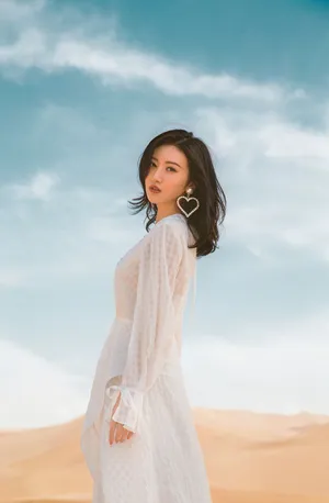 景甜唯美迷人沙漠写真图片