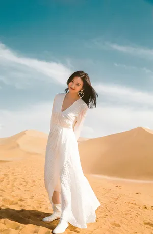 景甜唯美迷人沙漠写真图片