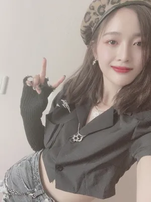 吴宣仪酷甜私服自拍照图片