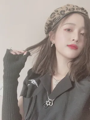 吴宣仪酷甜私服自拍照图片