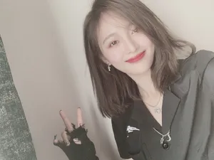 吴宣仪酷甜私服自拍照图片_2