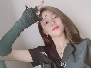 吴宣仪酷甜私服自拍照图片_4