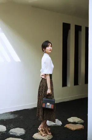 吕一清新雅致秋日写真图片