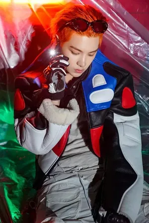 黄明昊机车服不羁写真图片_4