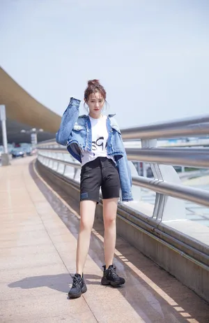 彭小苒清爽甜美机场照图片