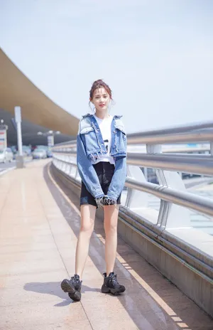 彭小苒清爽甜美机场照图片