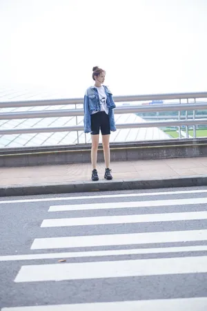彭小苒清爽甜美机场照图片_3