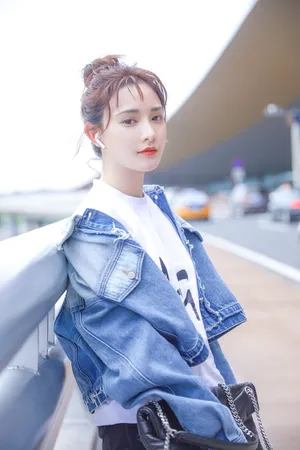 彭小苒清爽甜美机场照图片_4