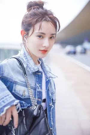 彭小苒清爽甜美机场照图片_5