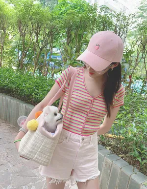 关晓彤条纹针织上衣活力性感图片