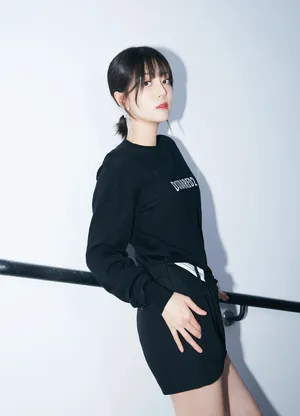 李溪芮简约大气活动写真图片_1