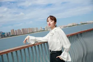 胡冰卿白衫甜美写真图片