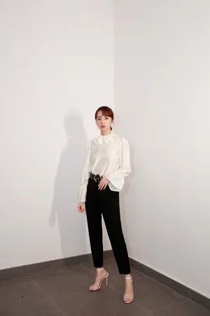 胡冰卿白衫甜美写真图片