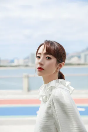 胡冰卿白衫甜美写真图片_2