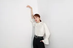 胡冰卿白衫甜美写真图片_3