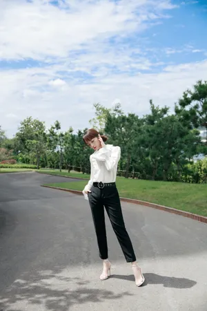 胡冰卿白衫甜美写真图片_5