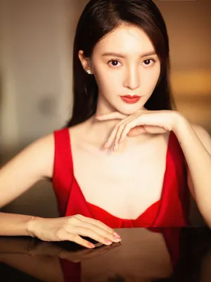 金晨美艳红裙性感写真图片_1
