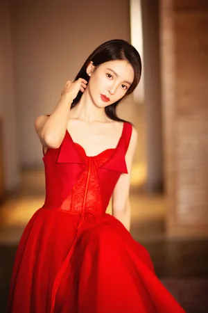 金晨美艳红裙性感写真图片_6