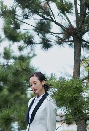 李纯清爽干练活动写真图片