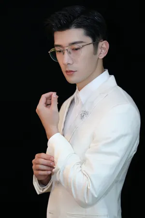 刘芮麟白色西服帅气活动照图片