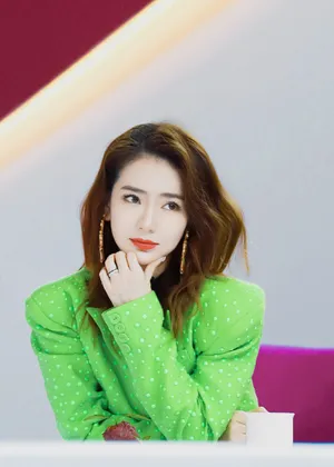 戚薇荧光绿西装时尚性感图片_1