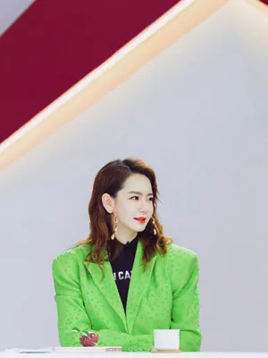 戚薇荧光绿西装时尚性感图片_6