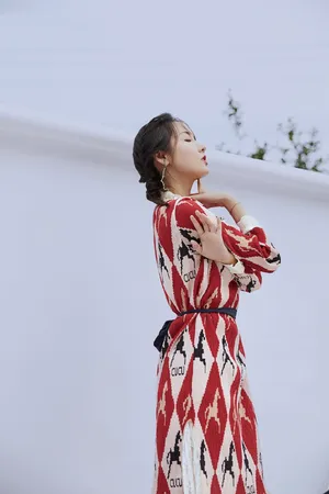 吕一甜美温婉写真图片_3