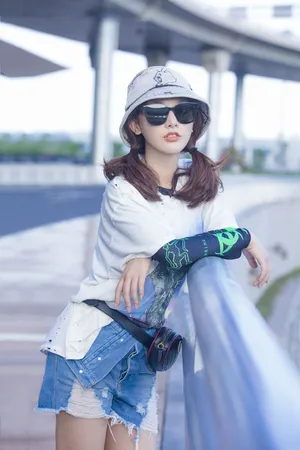 彭小苒甜美俏皮机场照图片_1